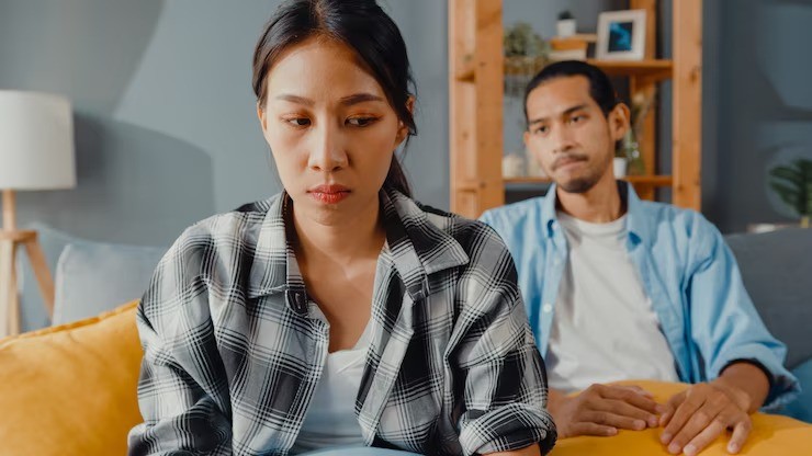 hubungan rumah tangga hambar, komunikasi suami istri, tips menjaga keharmonisan, penyebab pernikahan tidak bahagia, hubungan suami istri setelah punya anak, cara membuat pernikahan kembali romantis.